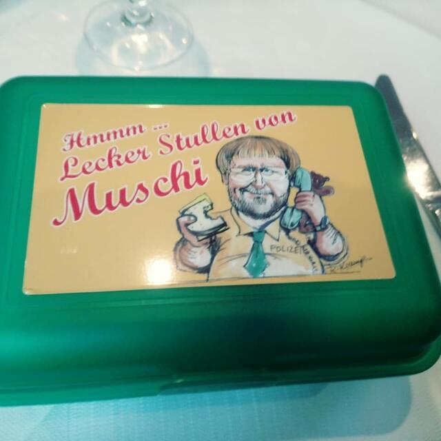 Ralf Kramp Karikatur   auf den Brotdosen, die Margot Zimm dieses Mal als kleine Give aways für die Fans hatte.  Fantreffen 2018         (Foto: Elisabeth van Langen)