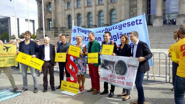 MdBs solidarisieren sich mit unserem Transparent "Ab 22 Uhr muss Schluss sein"!