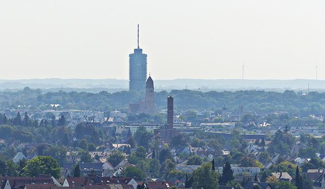 Im Vordergrund die Kirche in Stadtbergen, in der Mitte die Kirche in Pfersee und im Hintergrund der Hotelturm in Augsburg.