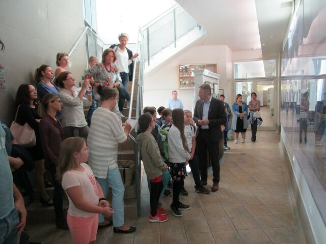 Bürgermeister Richard Greiner im Gespräch mit den Kindern
