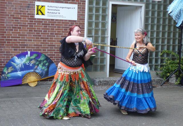 Sira und Shima zeigen ihren neuen Stocktanz.