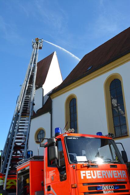 Der Dachstuhl des Kirchturmes brennt und muss mit der Drehleiter "gelöscht" werden.