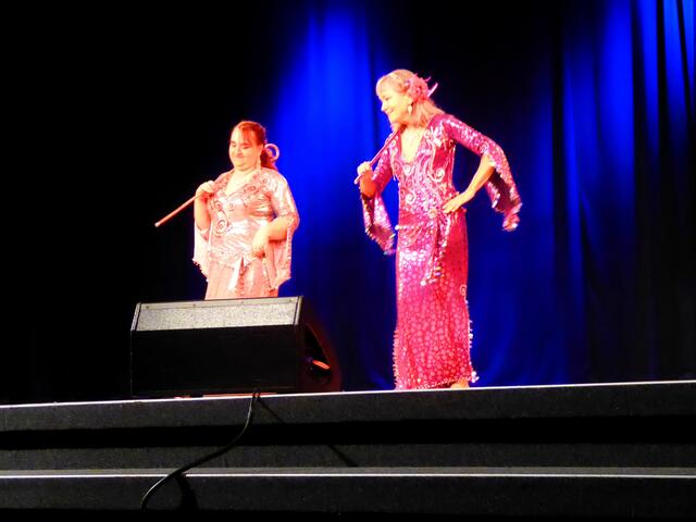 Zu dem Stocktanz gehören solche Kleider.