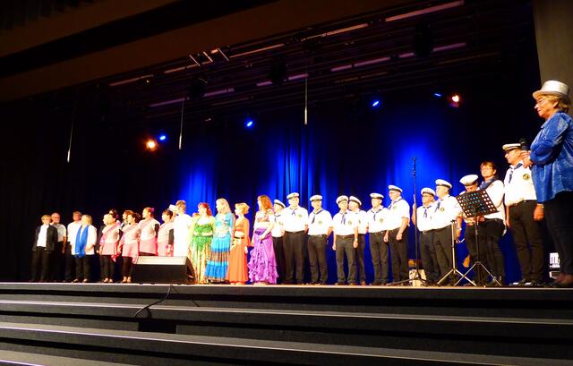 Zum Schluss stehen alle Mitwirkenden auf der Bühne.