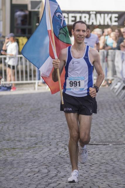 Friedberger Halbmarathon 2018 - Sieger Florian Kerber beim Zieleinlauf