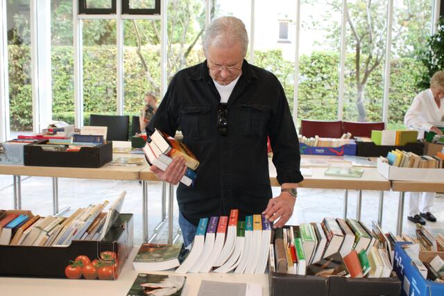 Bei der großen Auswahl an Büchern wurde jeder Besucher fündig.