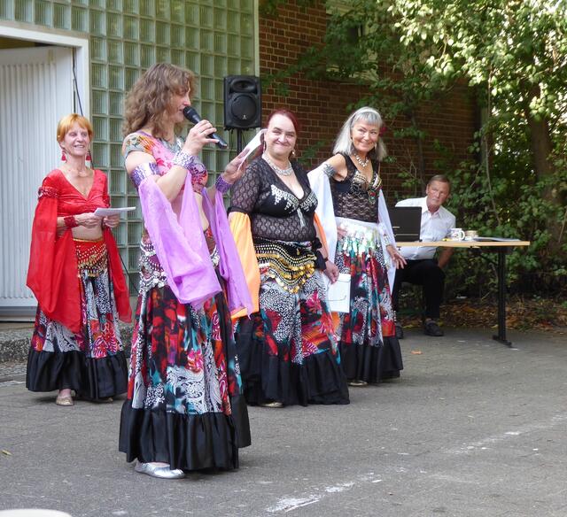 Im Hintergrund sitzt Jürgen Miethe, der perfekt für die Musik sorgte.