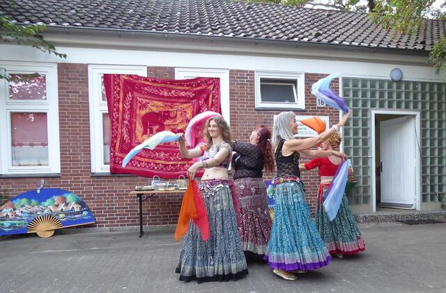 Bunte Tücher werden für diesen Tanz gebraucht.