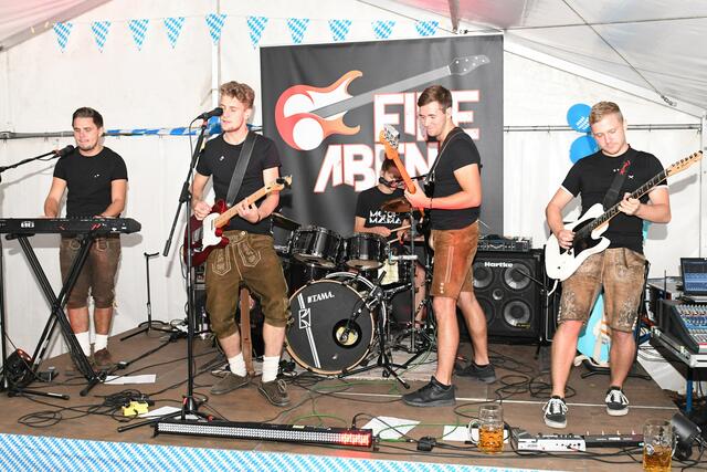 Die Partyband "Fire Abend"​ brachte das Festzelt zum Beben
