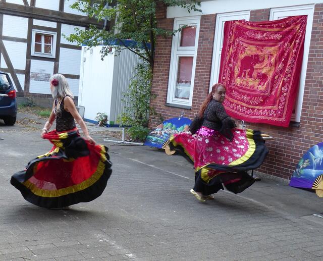 Zu dem Tanz gehören viele Drehungen.