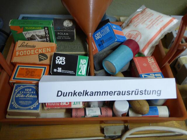 Mein Bruder hat auch mal eine Zeit lang Filme selber entwickelt. Und zwar mit................