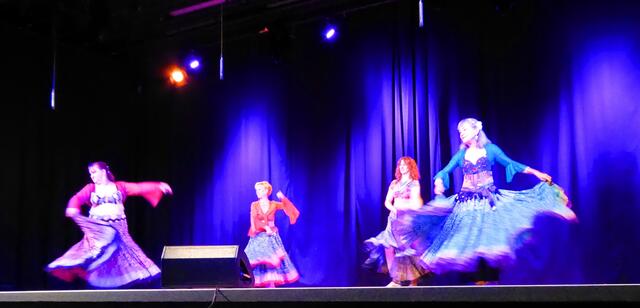 Im Theatersaal: Bei der wechselnden Beleuchtung wirken unsere Kostüme immer wieder anders.