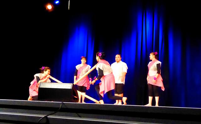 Die Bamboo Filipino Dancers bringen exotisches Flair auf die Bühne. Mit Bambusstöcken tanzen sie den Vogeltanz "Tinikling".