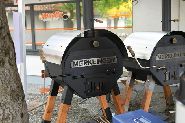 Alternativ zu den Weißwürsten gab es auch Steaks vom Grill und die altbewährte Feuerwurst.