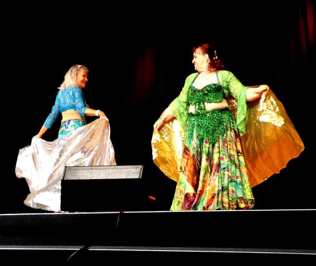 Duo Shimasira mit dem Schleier-Pfauenfächertanz