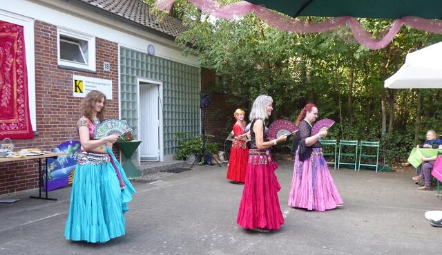 Ein Tanz mit bunten Fächern