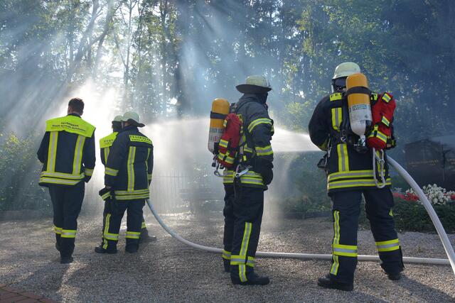 Funkenflug bedroht den Dachstuhl des Kirchturmes.