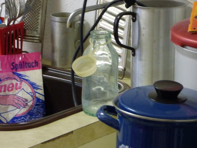 Die fand ich besonders witzg: die Milchflasche und den Plastikdeckel drüber! :-)))))))))))
