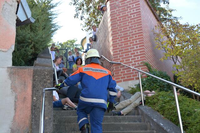 Kirchenbesucher geraten in Panik und stürzen auf der Treppe-