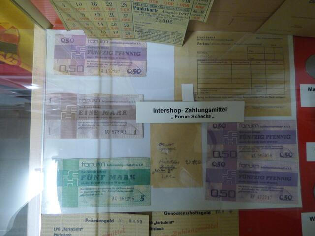 Tja, da brauchte unser Staat wohl das Westgeld, daß die Verwandtschaft aus dem Westen mitbrachte und so wurden die Forum-Schecks eingeführt. Mit West-Mark durften nur noch die BRD-Bürger bezahlen, die DDR-ler mußten umtauschen!