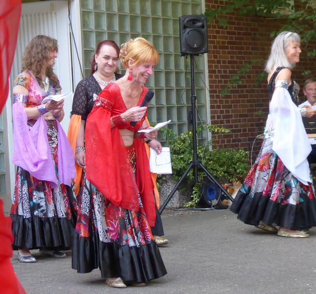 Jede von uns verlas einen kurzen Text zum Thema "Orientalischer Tanz". Wie man sieht waren wir gut drauf.