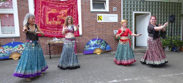 Hier wird mit Zimbeln getanzt.