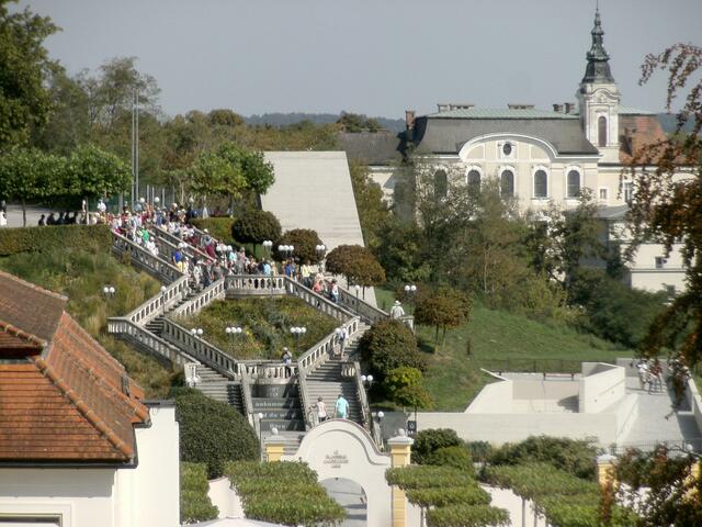 Schon die Treppe zum Eingang ist ein kleines Kunstwerk