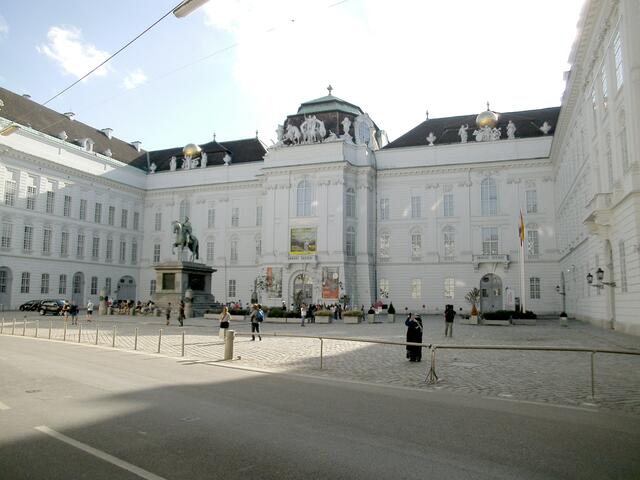 Blick von der Hofreitschule auf die Hofburg.