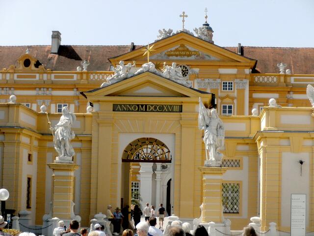 Der Eingang erinnert mehr an ein Schloß, als an ein Kloster.