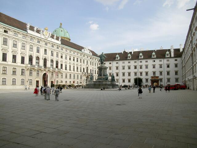Innenhof mit Blick auf das Denkmal von Kaiser Franz I. und das Schweizertor.