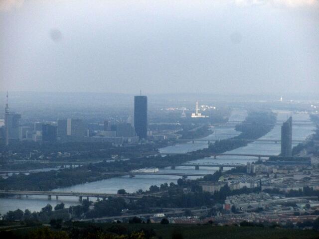 Der Blick vom im Wienerwald gelegenen Leopoldsberg auf das abendliche Wien ist leider trotz des guten Wetters ein ziemlich trüber.