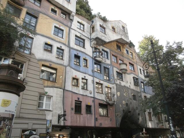 Das von 1983 bis 1985 erbaute Hundertwasserhaus ist Anziehungspunkt für Heerscharen von Wien-Touristen