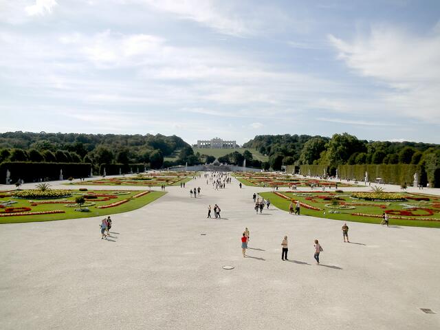 Blick von der Schloßtreppe auf den weitläufigen Park mit der Gloriette im Hintergrund.