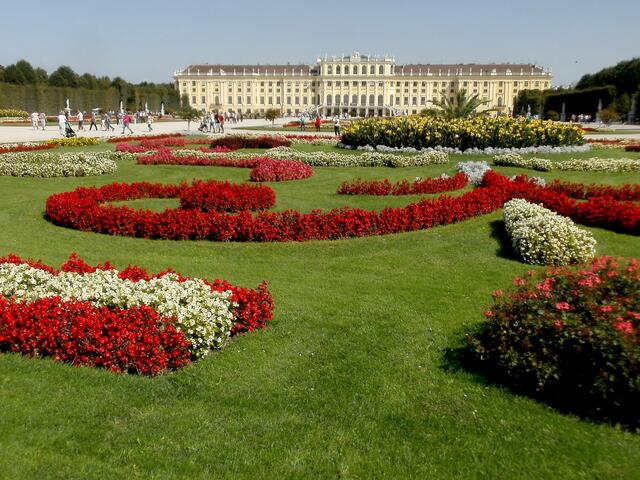 Den Park ziert verschwenderischer Blumenschmuck