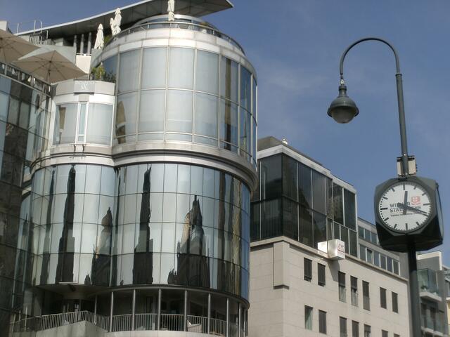 Manche finden derart moderne Gebäude in der Altstadt unpassend. Doch dieses Haus ist nicht nur ein Spiegelbild seiner Zeit, sondern auch der es umgebenden altehrwürdigen Gebäude.