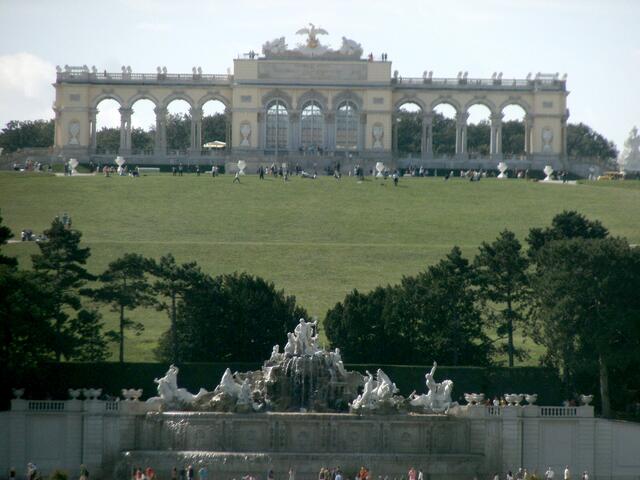 Die Gloriette im Schloßgarten von Schönbrunn ist die größte aller Glorietten und dadurch auch die bekannteste.
