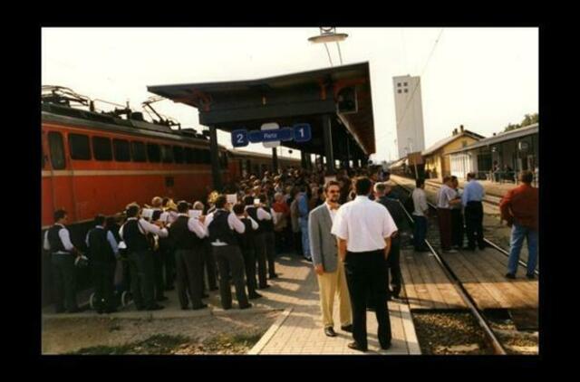 Ankunft des Sonderzuges aus Wien anlässlich des Weinlesefestes 1995 – wo auf dem Bahnhof wesentlich weniger Trubel herrschte. Für das beschriebene Ereignis kann man sich das hier gezeigte Bahnhofsgelände lückenlos mit Menschenmassen vollgestellt vorstellen.
Meine Aufnahmen aus dem beschriebenen Jahr lagern heute im Archiv von, ich weiß nicht mehr, welcher Zeitung.