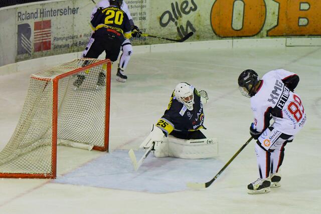 Lukas Fettinger spielt Schongaus Goalie Blankenburg aus und schiesst zum 4:3 ein.