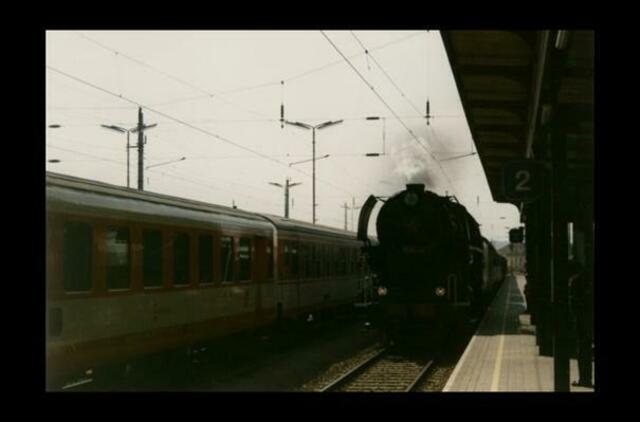 Ankunft des Sonderzuges aus Wien anlässlich des Weinlesefestes 1997 – wo auf dem Bahnhof wesentlich weniger Trubel herrschte. Für das beschriebene Ereignis kann man sich das hier gezeigte Bahnhofsgelände lückenlos mit Menschenmassen vollgestellt vorstellen.
Meine Aufnahmen aus dem beschriebenen Jahr lagern heute im Archiv von, ich weiß nicht mehr, welcher Zeitung. Insider erkennen hier freilich, dass die Wohnblocks ganz hinten im Jahr 1994 noch nicht standen, also die Aufnahme drei Jahre später entstand.