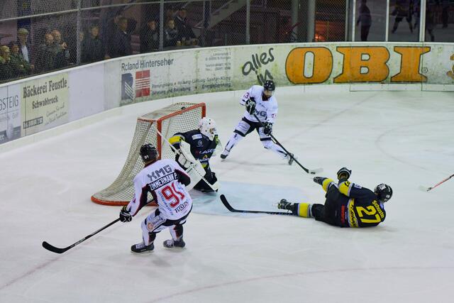Hayden Trupp scheitert nur knapp am Schongauer Keeper.
