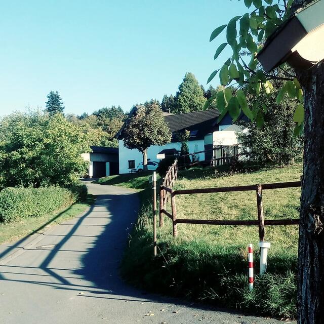 Drehort für einen Teil der Folge "Waldeslust"   in Vordersteimel.  Der Obstbauernhof ist in Wirklichkeit ein Reiterhof.