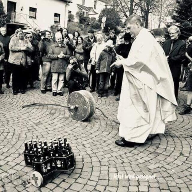 Einsegnung des Steins durch den Pfarrer von Kürten | Foto: Michael Flossbach/stoning-roll