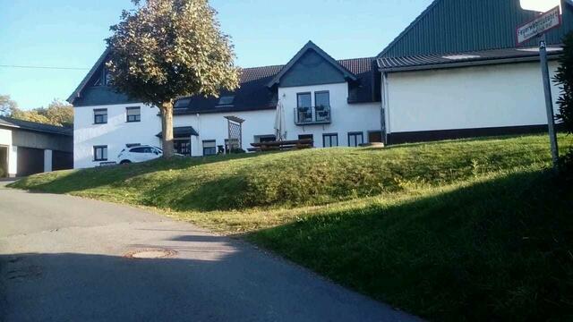 Drehort für einen Teil der Folge "Waldeslust"   in Vordersteimel.  Der Obstbauernhof ist in Wirklichkeit ein Reiterhof.