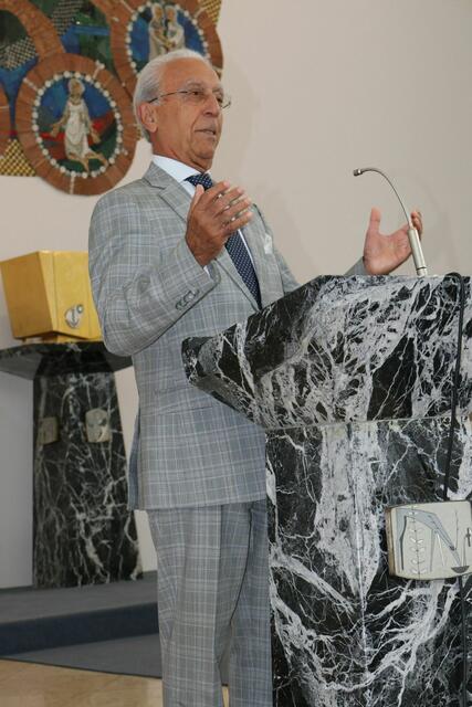 Prof. Dr. Dr. Madjid Samii hielt die Laudatio auf Köster.