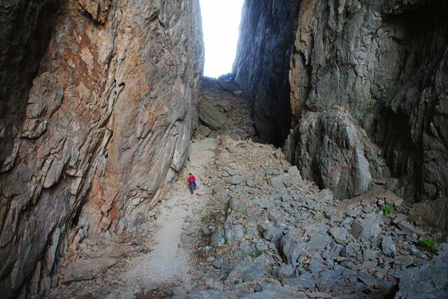 Der Torghatten, Ein Felsen mit einem riesigen Loch durch das man gehen kann.