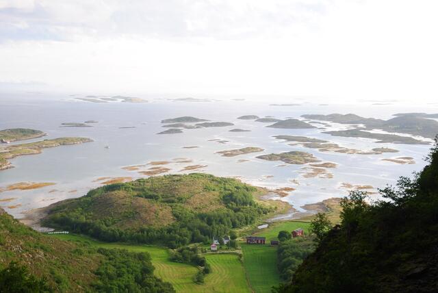 Der Blick von der anderen Seite des Torghatten auf das Meer.