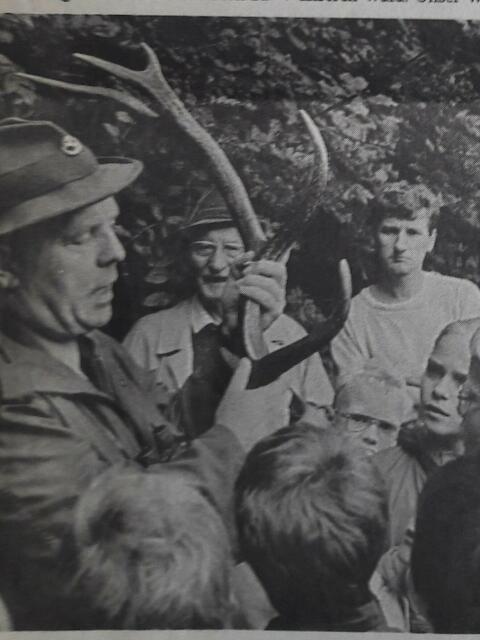 Kurt Müller mit Jugendlichen im Deister