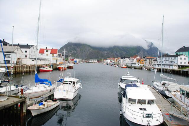 Henningsvaer ,ein kleiner Fischerort abseits der Hauptstraße.