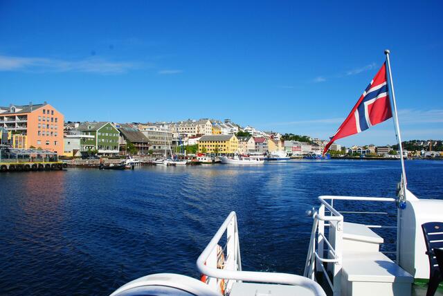 Mit dem Schiff kann man die vier Stadtteile von Kristiansund erreichen ohne lange Wege zu fahren.