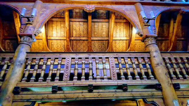 Innen ist auch alles aus Holz.